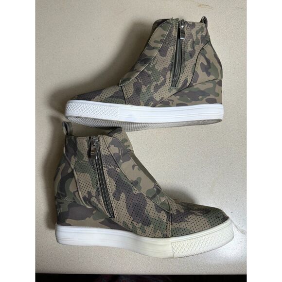 Ccocci Wedge Perforated Faux Suede Camo Sneakers Side Zip "Zoey" Size 8 - Picture 3 of 6